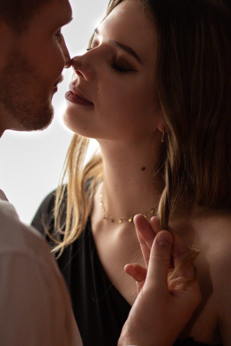 Sesja narzeczeńska w apartamencie