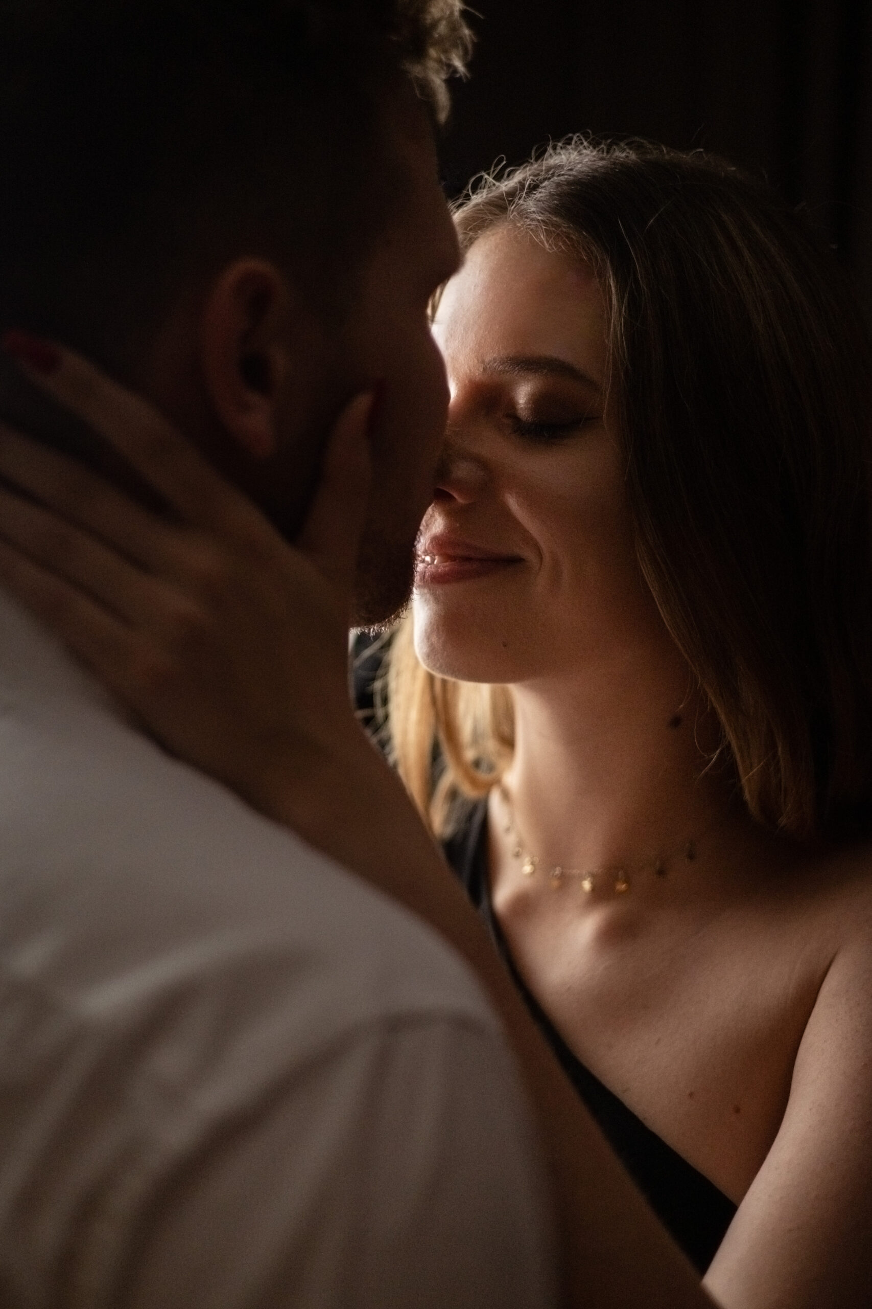 Sesja narzeczeńska w apartamencie